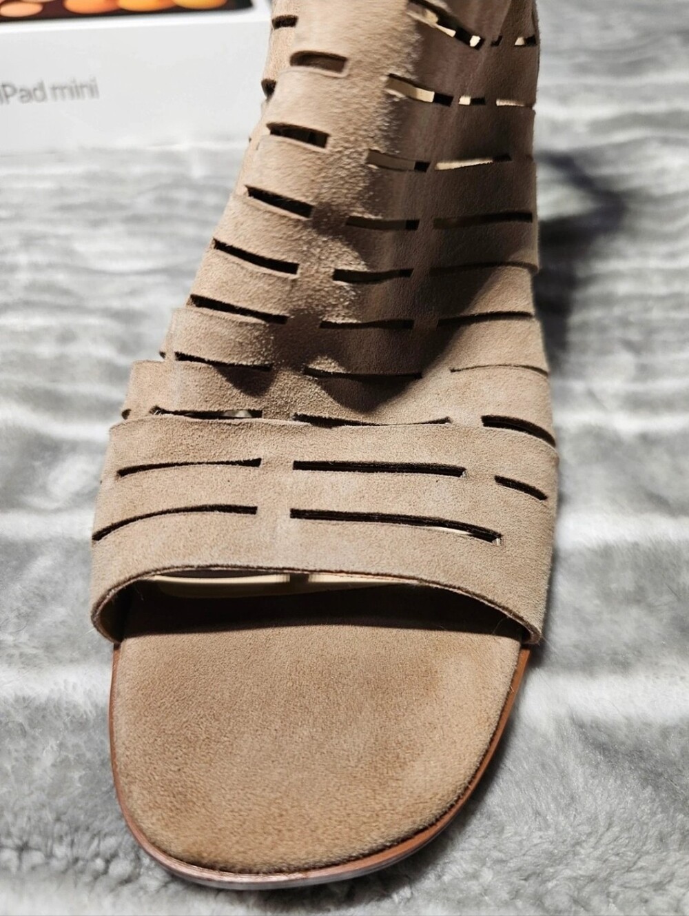 Vince Camuto Crasantha Sandal Tan Suede Caged Heel NWOT Sz 8 - Picture 5 of 8
